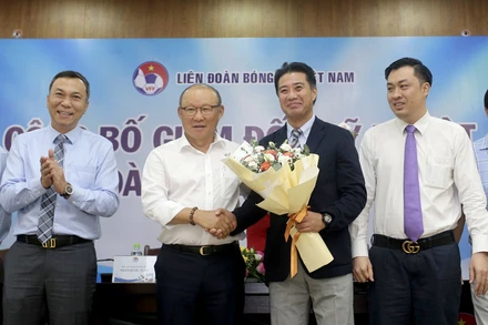 HLV trưởng Park Hang Seo chúc mừng tân GĐKT Yusuke Adachi. (Ảnh: VFF)