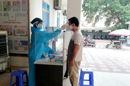 Kiểm tra  thân nhiệt người ra vào Bệnh viện đa khoa Hòa Bình.