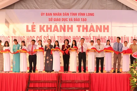 Phó Chủ tịch nước Đặng Thị Ngọc Thịnh cắt băng khánh thành Trường THCS-THPT Phan Văn Đáng tại Vĩnh Long chiều 3-9. 