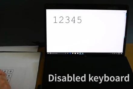 Khi nhà nghiên cứu chạm vào trang giấy, các con số sẽ xuất hiện trên màn hình. Ảnh: Đại học Purdue.
