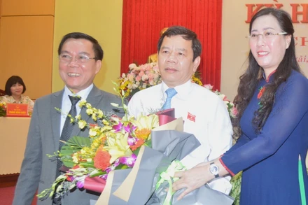 Lãnh đạo Tỉnh ủy, HĐND tỉnh Quảng Ngãi tặng hoa chúc mừng tân Chủ tịch UBND tỉnh Đặng Văn Minh.