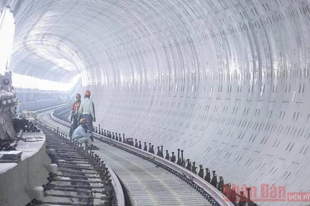 Hình ảnh dự kiến của ga ngầm sau khi được khoan, lắp vỏ hầm và lắp đường ray chạy tàu.