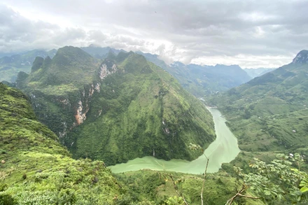 Góc “kinh điển” của sông Nho Quế nhìn từ điểm dừng chân đèo Mã Pì Lèng trên con đường Hạnh Phúc. 