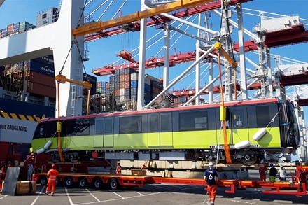 Cận cảnh đoàn tàu Nhổn – ga Hà Nội đang trên đường về Việt Nam