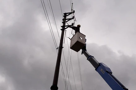 Xí nghiệp dịch vụ Điện lực dùng cẩu chuyên dùng khắc phục sự cố mất điện nhanh chóng