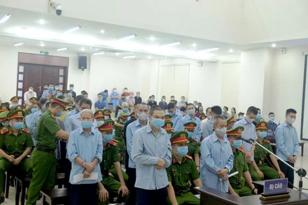 Đại diện Viện kiểm sát đề nghị Hội đồng xét xử tuyên bị cáo Lê Đình Công và Lê Đình Chức mức án tử hình về tội "Giết người". 