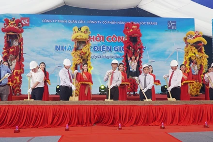 Lãnh đạo địa phương cùng nhà đầu tư thực hiện nghi thức động thổ, khởi công Nhà máy điện gió số 7.