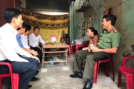 Phó Bí thư Thường trực Tỉnh ủy Hà Tĩnh Hoàng Trung Dũng và đại diện lãnh đạo Công an Hà Tĩnh, huyện Can Lộc gặp gỡ, động viên nữ sinh Trần Thị An.