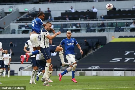 Calvert-Lewin (áo xanh) bật cao đánh đầu ghi bàn cho Everton. 