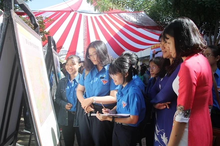 Giáo viên và học sinh Trường THPT Lý Tự Trọng xem triển lãm.