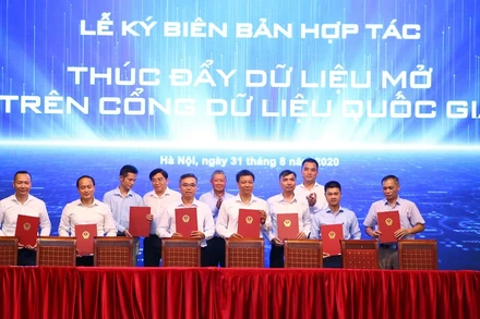 Đại diện các đơn vị thuộc Bộ TT-TT, Bộ Tài nguyên và Môi trường, Bộ Khoa học và Công nghệ, Bộ Y tế, Bộ Giáo dục và Đào tạo, Bảo hiểm xã hội Việt Nam, Đại học Quốc gia Hà Nội, Tổng công ty Bưu điện Việt Nam ký biên bản hợp tác về thúc đẩy dữ liệu mở và đồng hành trong việc xây dựng và triển khai hoàn thiện Cổng dữ liệu quốc gia. 