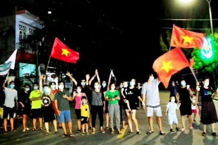 Người dân khu phố Mạc Thị Bưởi (thị trấn Nam Sách) phấn khởi khi được gỡ bỏ cách ly y tế, rạng sáng 14-9.