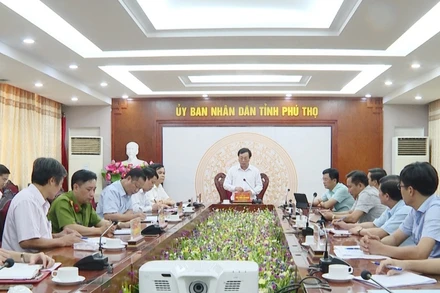 Chủ tịch UBND tỉnh Phú Thọ Bùi Văn Quang làm việc với các cơ quan chức năng, khẩn trương khắc phục hậu quả vụ việc.