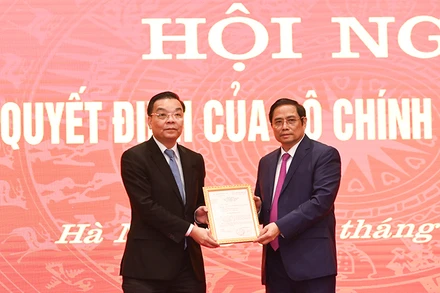 Đồng chí Phạm Minh Chính, Ủy viên Bộ Chính trị, Bí thư T.Ư Đảng, Trưởng Ban Tổ chức Trung ương trao quyết định cho đồng chí Chu Ngọc Anh. Ảnh: DUY LINH