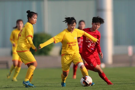 Phong Phú Hà Nam (áo vàng) chạm chán Hà Nội Watabe mùa giải 2019. (Ảnh: VFF)