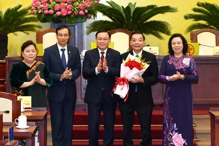 Đồng chí Vương Đình Huệ, Ủy viên Bộ Chính trị, Bí thư Thành ủy cùng các đồng chí Phó Bí thư Thành ủy tặng hoa chúc mừng đồng chí Chu Ngọc Anh.