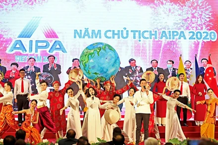 Sắc màu ASEAN hội tụ tại chương trình “AIPA - Niềm tin sáng chói”.