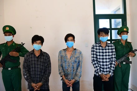 Các đối tượng trong đường dây đưa người nhập cảnh trái phép vào lãnh thổ Việt Nam đang bị tạm giữ tại Đồn Biên phòng CKQT Hoa Lư.