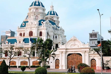 Lâu đài của đại gia xăng dầu Ngô Văn Phát trên đường Lê Hồng Phong, quận Hải An (TP Hải Phòng)
