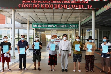 Bệnh viện đa khoa T.Ư Quảng Nam trao thủ tục ra viện bảy BN khỏi bệnh. 