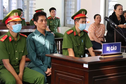 Bị cáo Phạm Thanh Liêm bị tuyên phạt 20 năm tù về tội “Lừa đảo chiếm đoạt tài sản”, “Làm giả con dấu, tài liệu của cơ quan, tổ chức; sử dụng con dấu, tài liệu giả của cơ quan, tổ chức”.