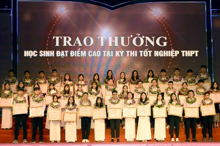 Nghệ An tuyên dương học sinh đạt giải quốc tế, quốc gia và đạt điểm cao trong kỳ thi tốt nghiệp THPT