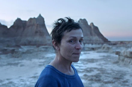 Nữ diễn viên Frances McDormand trong bộ phim giành giải Sư tử vàng "Nomadland".