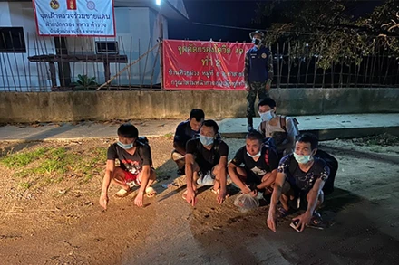 Sáu người đàn ông mang quốc tịch Trung Quốc bị bắt giữ khi nhập cảnh trái phép vào Thái Lan. (Ảnh: Bangkok Post).