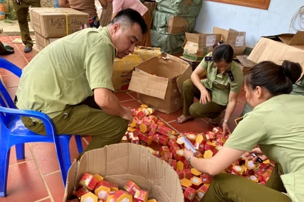 Lực lượng QLTT Hà Giang kiểm tra, thu giữ sản phẩn mỹ phẩm không có hóa đơn chứng từ tại huyện Bắc Quang.