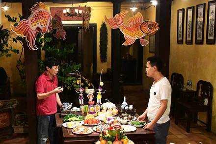 Các nghệ nhân chuẩn bị mâm cỗ Trung thu Ngôi nhà Di sản trong phố cổ.