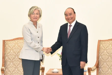 Thủ tướng Nguyễn Xuân Phúc tiếp Bộ trưởng Ngoại giao Hàn Quốc Kang Kyung-wha thăm chính thức Việt Nam.