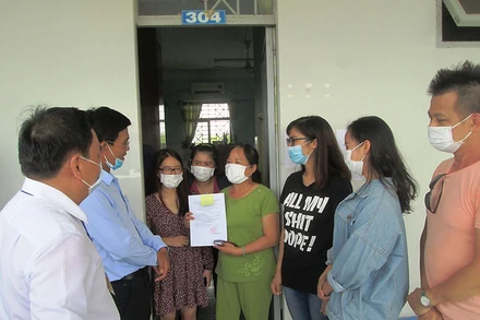 Công dân Việt Nam về từ Pháp được cơ quan chức năng trao giấy chứng nhận hoàn thành cách ly, trở về với gia đình.