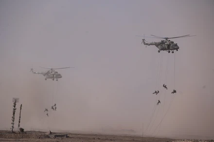 Lính đổ bộ từ trên không trong cuộc tập trận. (Ảnh THANH THỂ)