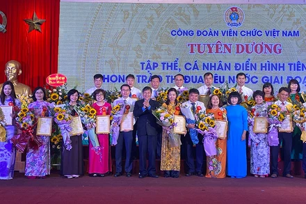 Biểu dương cán bộ, công chức, viên chức, lao động tiêu biểu