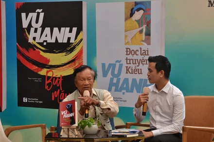 Nhà văn Vũ Hạnh trong buổi giao lưu sáng 26-9