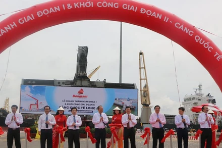 Phó Thủ tướng Thường trực Chính phủ Trương Hòa Bình cùng lãnh đạo các bộ, ngành Trung ương, lãnh đạo tỉnh Long An cắt băng khánh thành Cảng quốc tế Long An giai đoạn 1.