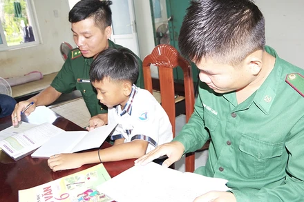 Em Phạm Quốc Sỹ học tập với hai cán bộ, chiến sĩ Đồn Biên phòng Phú Mỹ.