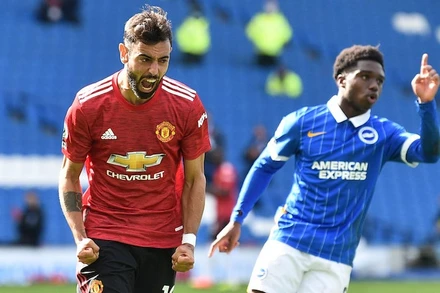 B. Fernandes (áo đỏ) ấn định chiến thắng 3-2 cho Man United.