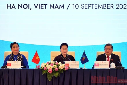 Chủ tịch Quốc hội Nguyễn Thị Kim Ngân chủ trì họp báo. Ảnh: DUY LINH