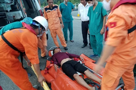 Thuyền viên được đưa về bờ an toàn.