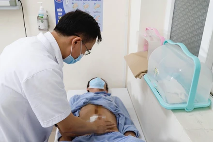 Bác sĩ khám lại cho bệnh nhân sau ca phẫu thuật.