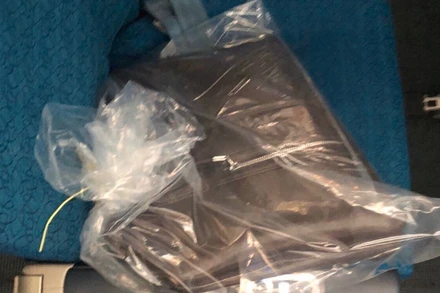 Chiếc túi hành khách bỏ quên tại hộc hành lý số 17DEF.