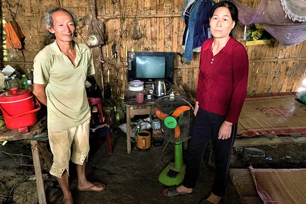 Gia đình bà Nguyễn Thị Hoa ở thôn 6B, xã Cư Elang sinh sống trong ngôi nhà tạm bợ, dột nát lại không thuộc diện hộ nghèo và không được nhận tiền hỗ trợ Covid-19 do bỏ sót.