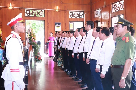 Đoàn đại biểu tỉnh Nghệ An thắp hương, dâng hoa tưởng niệm Chủ tịch Hồ Chí Minh tại Khu Di tích quốc gia đặc biệt Kim Liên. Ảnh: THÀNH DUY