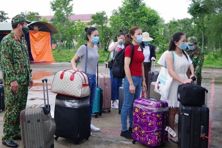 Cán bộ, chiến sĩ vận chuyển tư trang các nhân cho các công dân.