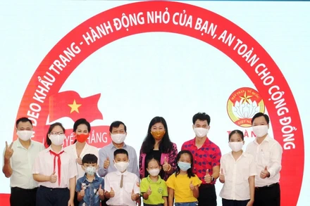 Các đại biểu hưởng ứng chương trình "Nhân dân Thủ đô đeo khẩu trang, phòng, chống dịch bệnh”. 