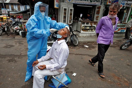 Các chuyên gia cho rằng, trước xu hướng số ca mắc mới liên tiếp tăng cao theo ngày, Chính phủ Ấn Độ cần tập trung vào việc hạn chế số ca tử vong. Ảnh: Reuters