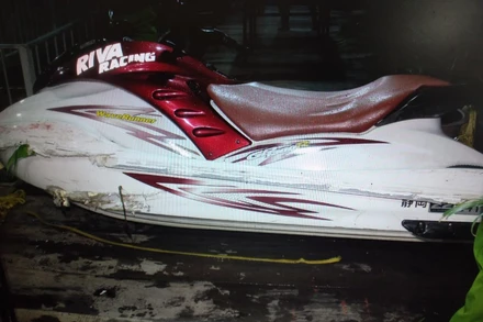 Chiếc mô-tô nước đâm vào tàu cá đang đậu ở bến, khiến hai người tử vong.