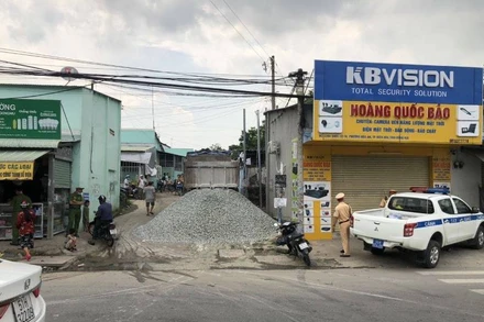 Hiện trường xe tải ben đổ đá xuống đường. 