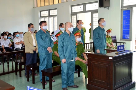 Sáu bị cáo nghe Tòa tuyên án tại phiên tòa hình sự sơ thẩm ngày 21-8-2020.